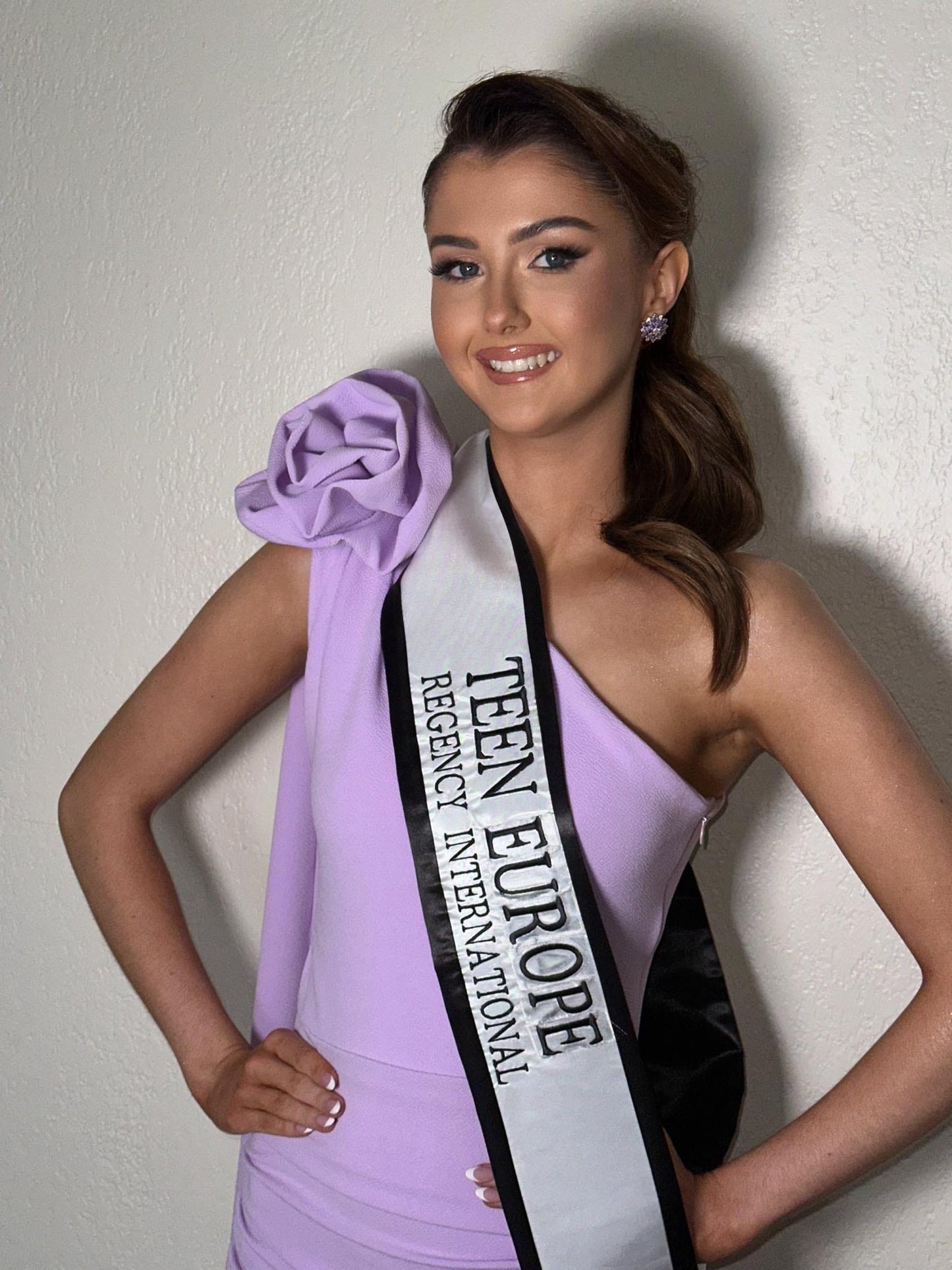 "Tan That's Fit For A Queen" - Transfer-Resistant Pageant/Prom - Self-Tanning Mousse
